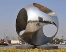 不銹鋼雕塑是工業(yè)發(fā)展的結(jié)果，豐富了雕塑市場